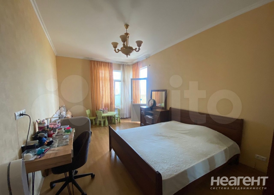 Продается 3-х комнатная квартира, 140 м²