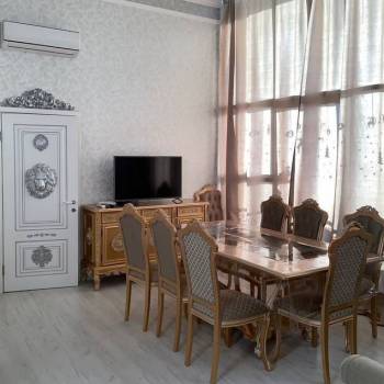 Сдается 2-х комнатная квартира, 105 м²