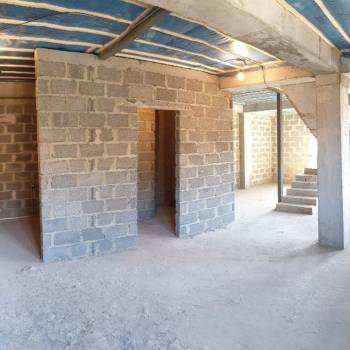 Продается 1-комнатная квартира, 130 м²