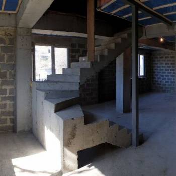 Продается 1-комнатная квартира, 130 м²