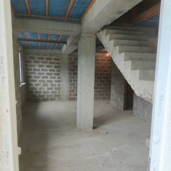 Продается 1-комнатная квартира, 130 м²