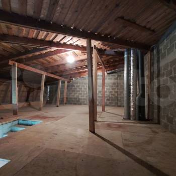 Продается 1-комнатная квартира, 130 м²