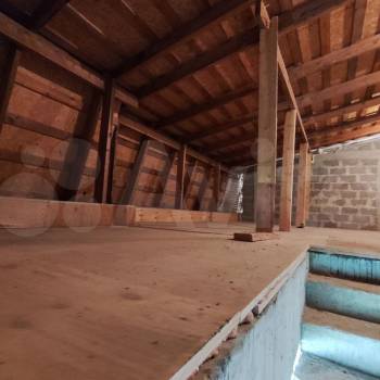 Продается 1-комнатная квартира, 130 м²