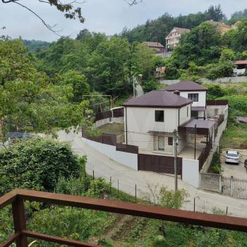 Продается 1-комнатная квартира, 130 м²