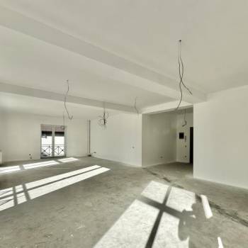 Продается 1-комнатная квартира, 98 м²