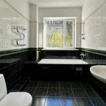 Продается 1-комнатная квартира, 98 м²