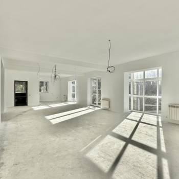 Продается 1-комнатная квартира, 98 м²