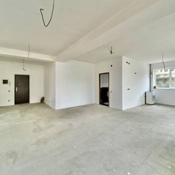 Продается 1-комнатная квартира, 98 м²