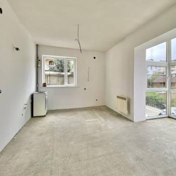 Продается 1-комнатная квартира, 98 м²