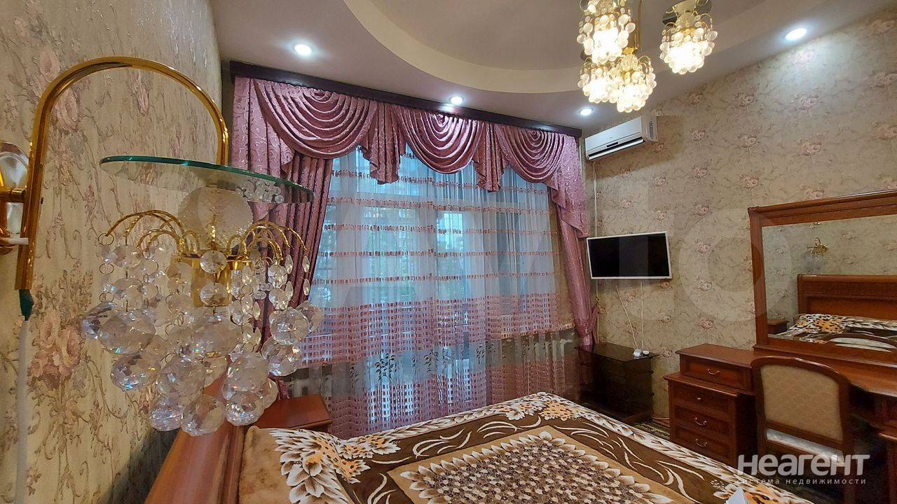 Продаю 3-ком. квартиру, Центр, ул. Кубанская