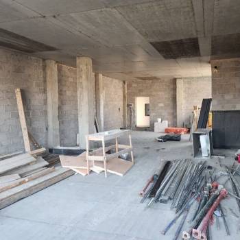 Продается 1-комнатная квартира, 112 м²