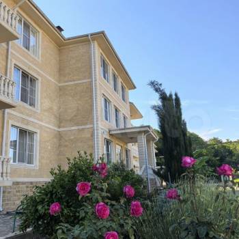 Продается 1-комнатная квартира, 130 м²