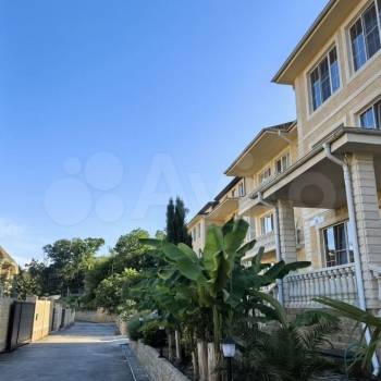 Продается 1-комнатная квартира, 130 м²