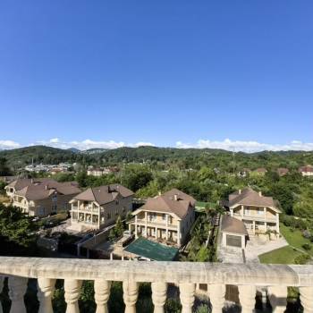 Продается 1-комнатная квартира, 130 м²