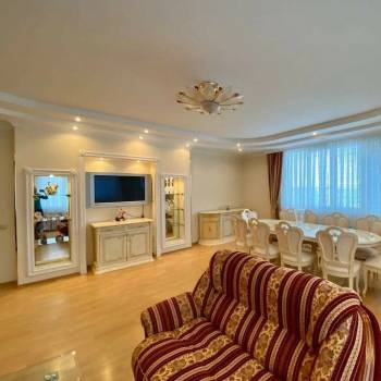 Продается 3-х комнатная квартира, 132 м²