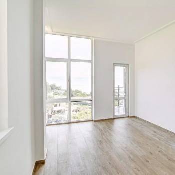 Продается 1-комнатная квартира, 180 м²