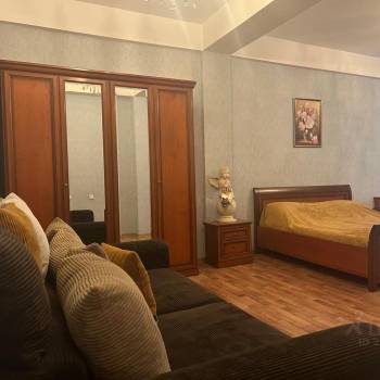 Сдается 1-комнатная квартира, 90 м²