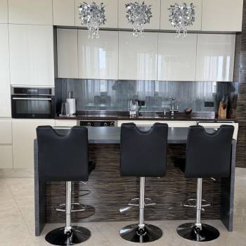 Продается 2-х комнатная квартира, 134,2 м²