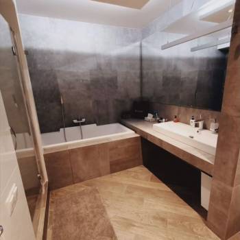 Сдается 2-х комнатная квартира, 108 м²