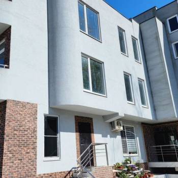 Продается 1-комнатная квартира, 100 м²