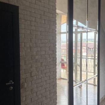 Продается 1-комнатная квартира, 76 м²