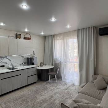 Продается 1-комнатная квартира, 42 м²