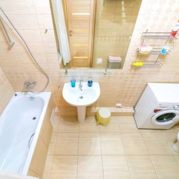 Сдается 1-комнатная квартира, 67 м²