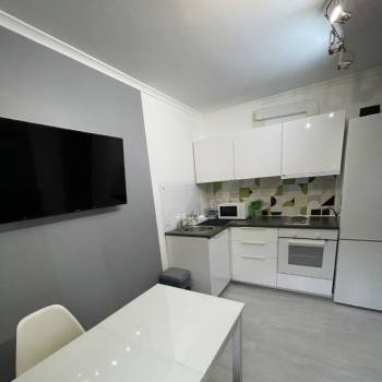 Продается 1-комнатная квартира, 42 м²