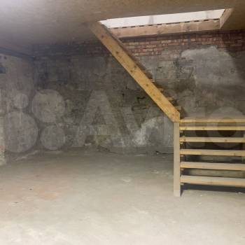 Продается 1-комнатная квартира, 180 м²