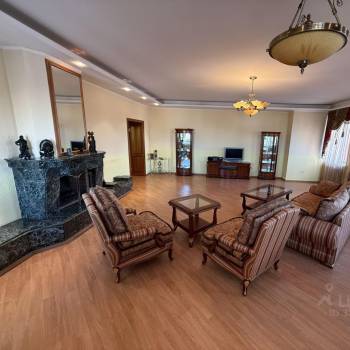 Продается Многокомнатная квартира, 225,1 м²