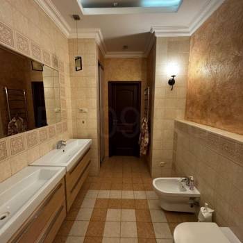 Продается 3-х комнатная квартира, 132 м²
