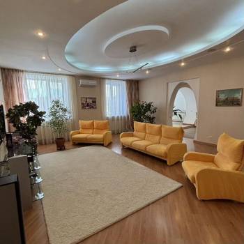 Продается 3-х комнатная квартира, 132 м²
