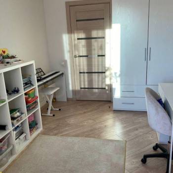 Продается 1-комнатная квартира, 79 м²