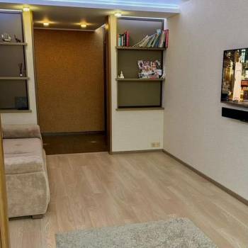 Продается 1-комнатная квартира, 42 м²