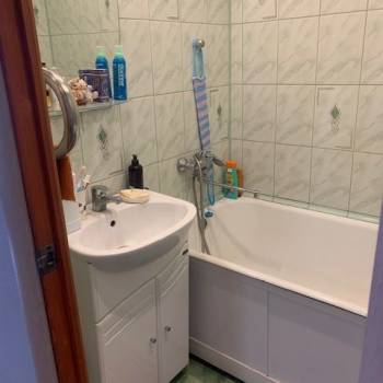Продается Многокомнатная квартира, 77 м²