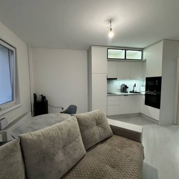 Продается 1-комнатная квартира, 42 м²