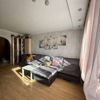 Продается Многокомнатная квартира, 77 м²