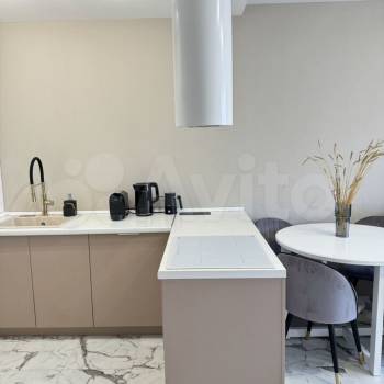 Продается 1-комнатная квартира, 42 м²