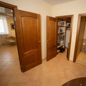 Продается Многокомнатная квартира, 220,9 м²