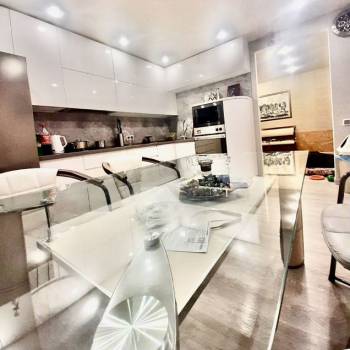 Продается Многокомнатная квартира, 105 м²
