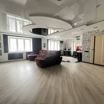 Продается 1-комнатная квартира, 77 м²