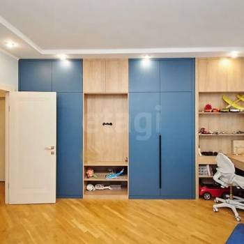Продается Многокомнатная квартира, 183,9 м²