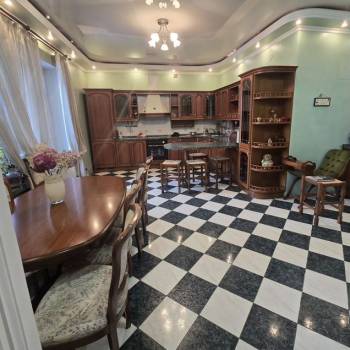 Продается Многокомнатная квартира, 198,4 м²