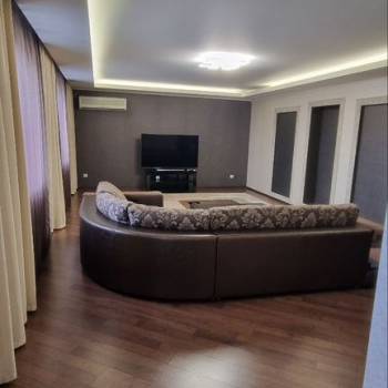 Сдается 2-х комнатная квартира, 109 м²