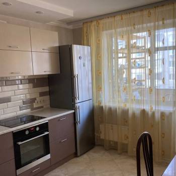Сдается 2-х комнатная квартира, 77 м²